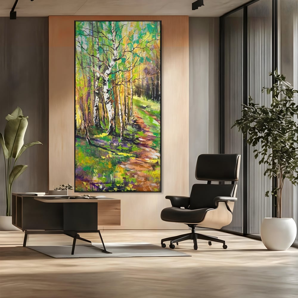 Tablou canvas cu tablou canvas cu padure si mesteacani, in rama de aluminiu negru, pe perete intr-un birou